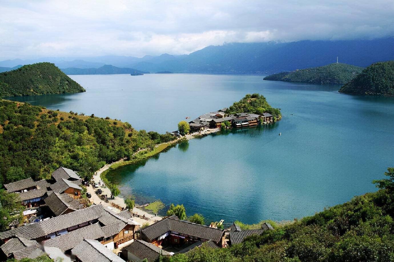 南面有水清又清，西面有水船不行。 （打一字）